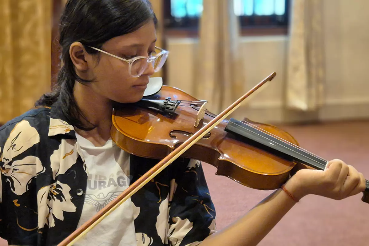 Violin classes in Varanasi at Aalaap Music Academy