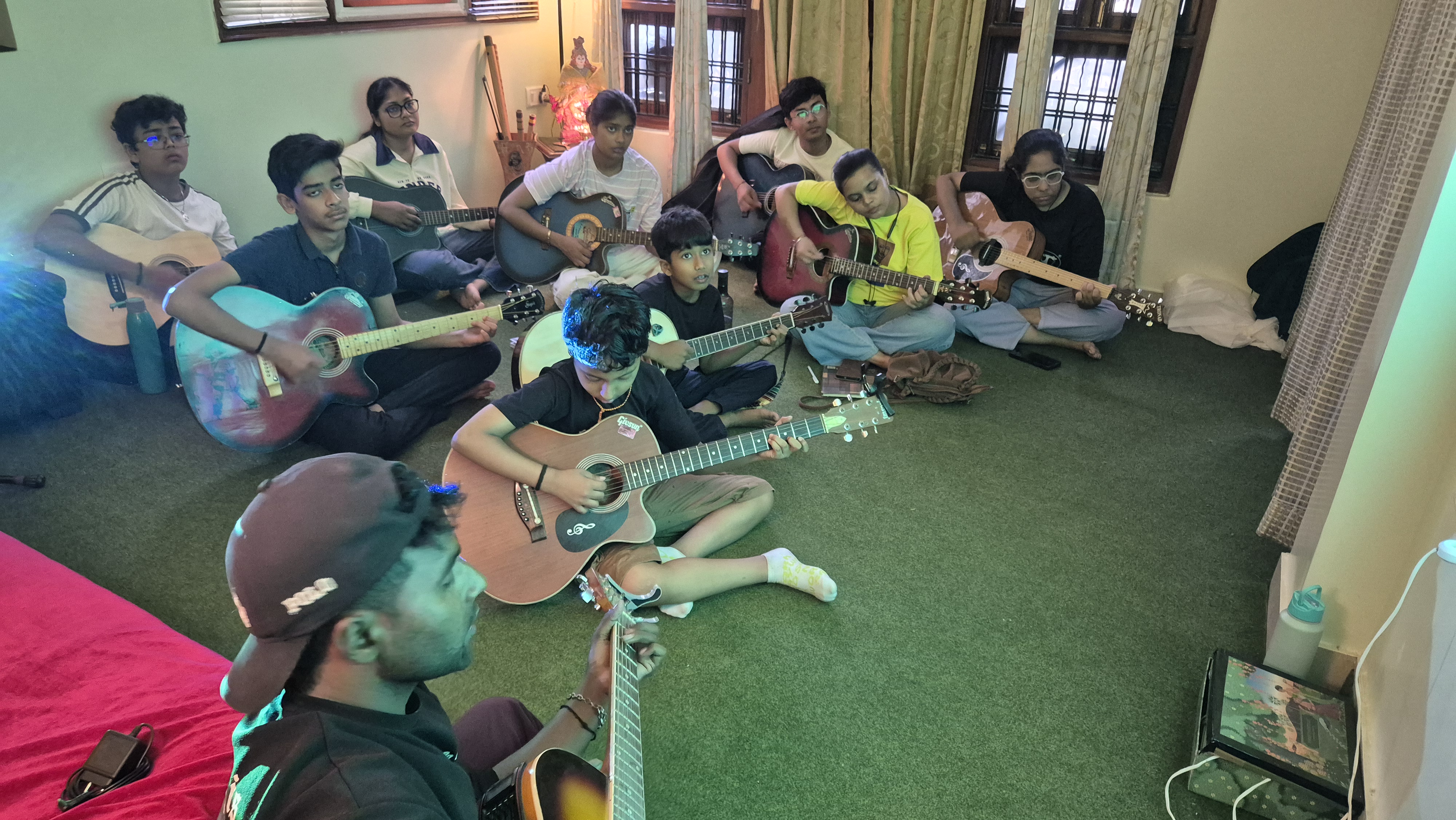 Guitar Classes in Varanasi – Learn Guitar at Aalaap Music Academy
